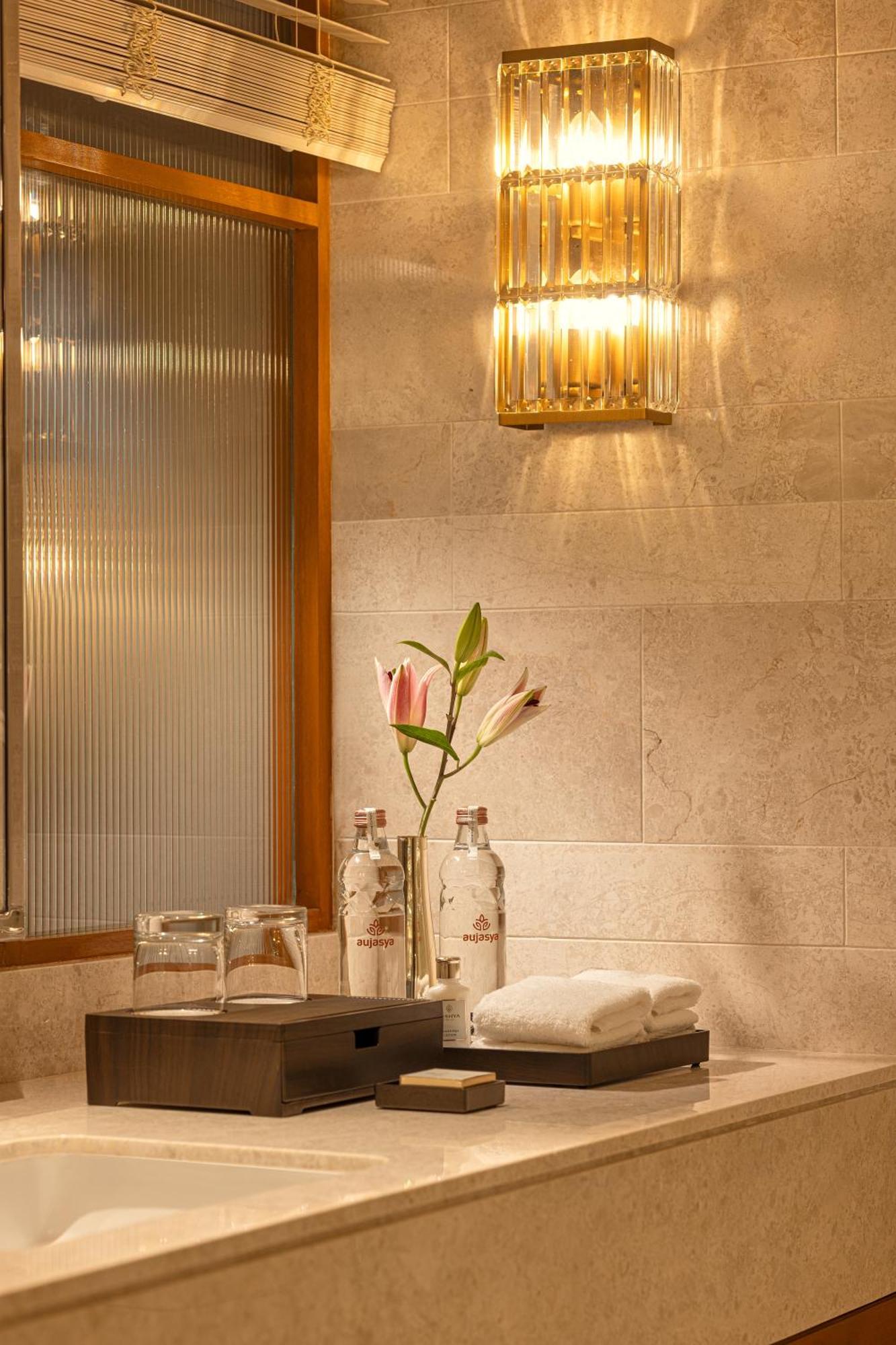 The Leela Hyderabad Banjara Hills Exterior foto